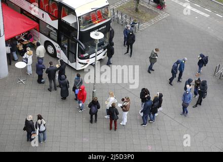 Berlin, 20 novembre 2021 - les vaccinés attendent leur vaccination Covid-19 contre le coronavirus au bus de vaccination de Berlin au Linden Centre de Berlin Lichtenberg. La vaccination de rappel est maintenant disponible pour les personnes de 18 ans et plus. [traduction automatique] Banque D'Images