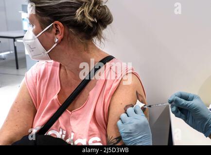 Schoenefeld, 03 décembre 2021 - Une femme reçoit une vaccination de rappel de Moderna contre Covid 19 au Centre de vaccination de Schoenefeld. [traduction automatique] Banque D'Images