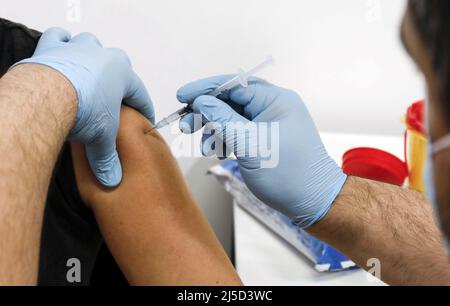 Schoenefeld, 03 décembre 2021 - Une femme reçoit une vaccination de rappel de Moderna contre Covid 19 au Centre de vaccination de Schoenefeld. [traduction automatique] Banque D'Images
