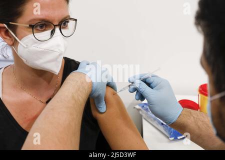 Schoenefeld, 03 décembre 2021 - Une femme reçoit une vaccination de rappel de Moderna contre Covid 19 au Centre de vaccination de Schoenefeld. [traduction automatique] Banque D'Images