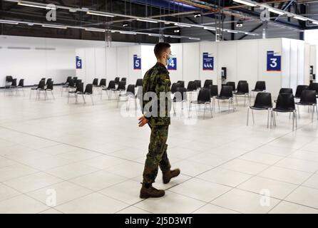 Schoenefeld, 03 décembre 2021 - Un soldat de la Bundeswehr attend les vaccinés au centre de vaccination de Schoenefeld. [traduction automatique] Banque D'Images