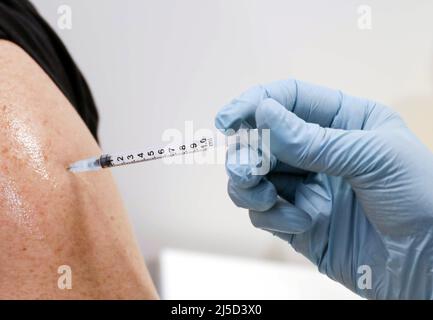 Schoenefeld, 03 décembre 2021 - Moderna a Fait vacciner un homme contre Covid 19 au Centre de vaccination de Schoenefeld. [traduction automatique] Banque D'Images