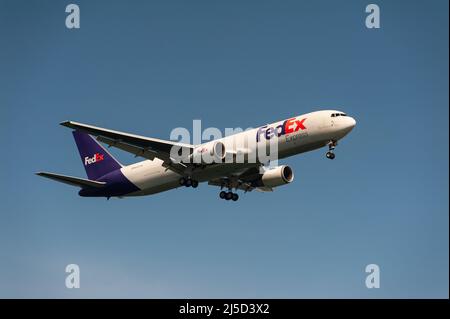 29 novembre 2021, Singapour, République de Singapour, Asie - Un Boeing 767-300F de Federal Express (FedEx) basé aux États-Unis, immatriculé N107FE sur Approach to Changi International Airport. [traduction automatique] Banque D'Images