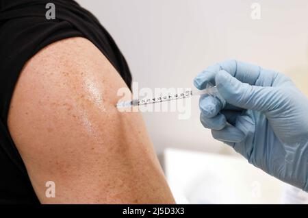 Schoenefeld, 03 décembre 2021 - Moderna a Fait vacciner un homme contre Covid 19 au Centre de vaccination de Schoenefeld. [traduction automatique] Banque D'Images