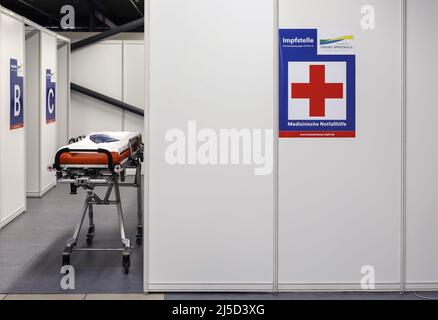 Schoenefeld, 03 décembre 2021 - Une civière se tient dans la salle d'urgence médicale du Centre de vaccination de Schoenefeld. [traduction automatique] Banque D'Images