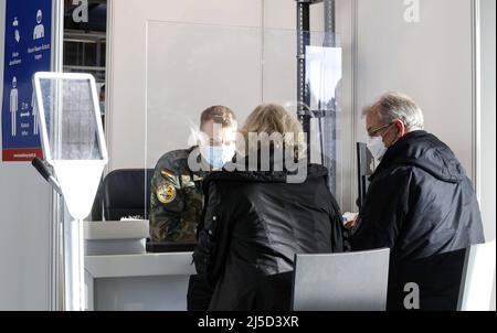 Schoenefeld, 03 décembre 2021 - les soldats de la Bundeswehr aident à enregistrer les vaccinés avant leur vaccination de rappel contre Covid 19 au centre de vaccination de Schoenefeld. [traduction automatique] Banque D'Images