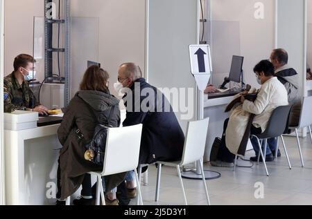 Schoenefeld, 03 décembre 2021 - les soldats de la Bundeswehr aident à enregistrer les vaccinés avant leur vaccination de rappel contre Covid 19 au centre de vaccination de Schoenefeld. [traduction automatique] Banque D'Images