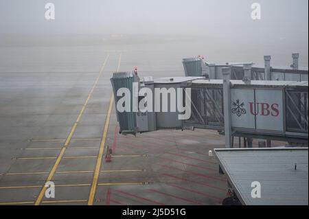 14 décembre 2021, Zuerich, Suisse, Europe - vue d'un tablier vide avec des ponts passagers à une porte d'embarquement du Dock E, le matin d'une brumeuse à l'aéroport de Zuerich pendant la crise de Corona en cours. [traduction automatique] Banque D'Images