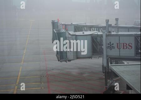 14 décembre 2021, Zuerich, Suisse, Europe - vue d'un tablier vide avec des ponts passagers à une porte d'embarquement du Dock E, le matin d'une brumeuse à l'aéroport de Zuerich pendant la crise de Corona en cours. [traduction automatique] Banque D'Images