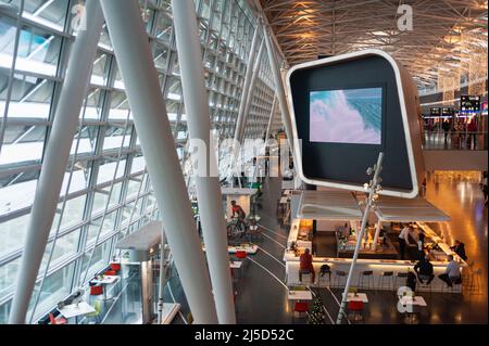 14.12.2021, Zuerich, Suisse, Europe - vue sur le terminal de l'Airside Centre avec ses boutiques, cafés et restaurants à l'aéroport international de Zuerich. [traduction automatique] Banque D'Images