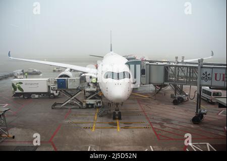 14 décembre 2021, Zuerich, Suisse, Europe - Un Airbus A350-900 de Singapore Airlines se place en position debout au terminal Dock E de l'aéroport de Zuerich le matin farade pour le déchargement à son arrivée. Singapore Airlines est membre de l'alliance aérienne Star Alliance, un réseau international de compagnies aériennes. [traduction automatique] Banque D'Images