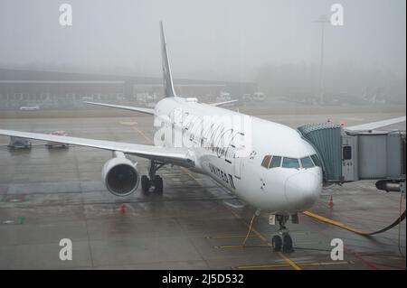 14 décembre 2021, Zuerich, Suisse, Europe - Un Boeing 767-300 de United Airlines à bord d'un avion de transport spécial Star Alliance se trouve sur un stand au terminal Dock E de l'aéroport de Zuerich, le matin de la brume. United est membre de l'alliance aérienne Star Alliance, un réseau international de compagnies aériennes. [traduction automatique] Banque D'Images