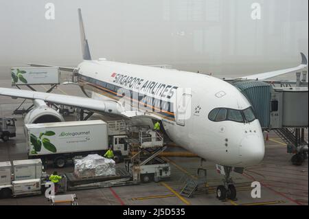 14 décembre 2021, Zuerich, Suisse, Europe - Un Airbus A350-900 de Singapore Airlines se place sur un stand au terminal Dock E de l'aéroport de Zuerich, le matin de la brume, tout en étant chargé par le traiteur Gategourmet. Singapore Airlines est membre de l'alliance aérienne Star Alliance, un réseau international de compagnies aériennes. [traduction automatique] Banque D'Images