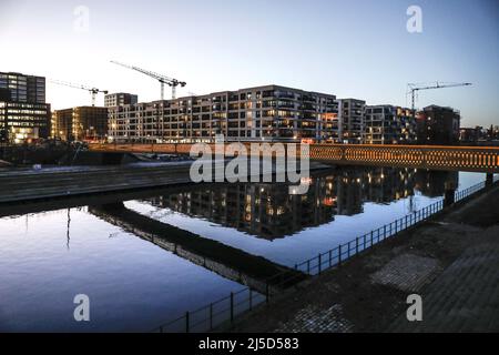 Berlin, 06.01.2022 - Golda-Meir-Steg dans le nouveau développement Europacity Berlin sur Heidestrasse. Le projet Europacity couvre une superficie de 61 hectares. Environ 3 000 appartements et espaces de bureau seront construits. [traduction automatique] Banque D'Images