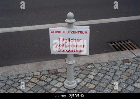 05 févr. 2022, Berlin, Allemagne, Europe - Un panneau lisant Covid Testzentrum Taeglich Kostenloser Buergertest (Covid Test Center Daily Free Citizen Test) est suspendu sur un poste frontière sur le côté de la route dans le quartier de Mitte. [traduction automatique] Banque D'Images