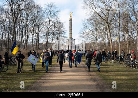 '27.02.2022, Berlin, Allemagne, Europe - les participants à la manifestation pour la paix en Europe et contre la guerre de la Russie en Ukraine traversent le Tiergarten avec la colonne de la victoire en arrière-plan. A Berlin, plusieurs centaines de milliers de personnes protestent contre la guerre d'agression illégale de la Russie en Ukraine, lancée par le président russe Poutine. La grande manifestation dans le quartier de Tiergarten s'étend de la colonne de la victoire le long de la Strasse des 17. Juni à la porte de Brandebourg et a lieu sous le slogan 'Stop the war. La paix pour l'Ukraine et toute l'Europe». [automatisé Banque D'Images