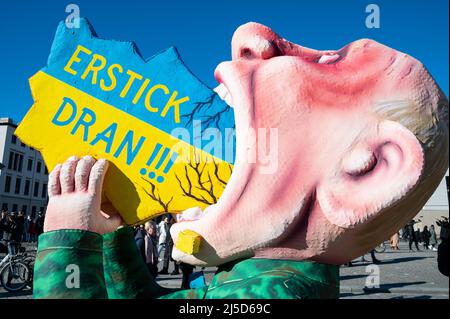 'Arch 12, 2022, Berlin, Allemagne, Europe - Un char de carnaval du sculpteur et bâtisseur de flotteurs Jacques Tilly montre un paper-maché Vladimir Poutine essayant d'avaler l'Ukraine sur la Pariser Platz en face de la porte de Brandebourg, avec l'inscription ''Erstick Dran!'' Comme une protestation symbolique contre l'invasion russe et la guerre de Poutine. [traduction automatique]' Banque D'Images