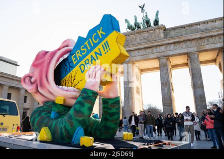 'Arch 12, 2022, Berlin, Allemagne, Europe - Un char de carnaval du sculpteur et bâtisseur de flotteurs Jacques Tilly montre un paper-maché Vladimir Poutine essayant d'avaler l'Ukraine sur la Pariser Platz en face de la porte de Brandebourg, avec l'inscription ''Erstick Dran!'' Comme une protestation symbolique contre l'invasion russe et la guerre de Poutine. [traduction automatique]' Banque D'Images