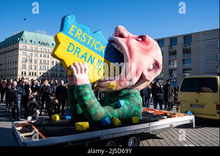 'Car. 12, 2022, Berlin, Allemagne, Europe - Un char de carnaval de Jacques Tilly, sculpteur et bâtisseur de flotteurs, montre un paper-maché Vladimir Poutine essayant d'avaler l'Ukraine sur Pariser Platz en face de la porte de Brandebourg avec les mots ''Erstick Dran!'' Comme une protestation symbolique contre l'invasion russe et la guerre de Poutine. [traduction automatique]' Banque D'Images