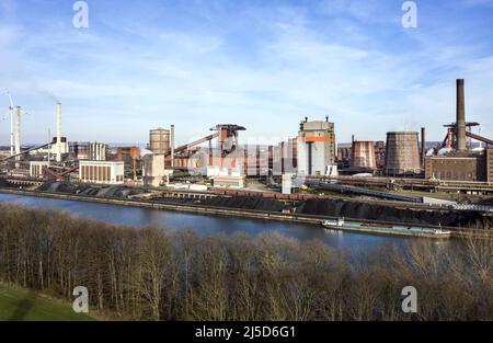 'Salzgitter, 12 avril 2022 - vue sur les aciéries Salzgitter AG. Salzgitter AG, Avacon et Linde commencent l'exploitation d'une production industrielle d'hydrogène basée sur l'électricité éolienne. Avec l'exploitation du projet ''Wind Hydrogen Salzgitter - WindH2''', de l'hydrogène vert sera produit sur le site du Huettenwerk à l'avenir. [traduction automatique]' Banque D'Images