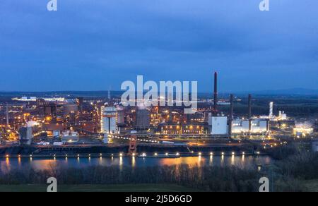 'Salzgitter, 12 avril 2022 - vue sur les aciéries Salzgitter AG. Salzgitter AG, Avacon et Linde commencent l'exploitation d'une production industrielle d'hydrogène basée sur l'électricité éolienne. Avec l'exploitation du projet ''Wind Hydrogen Salzgitter - WindH2''', de l'hydrogène vert sera produit sur le site du Huettenwerk à l'avenir. [traduction automatique]' Banque D'Images