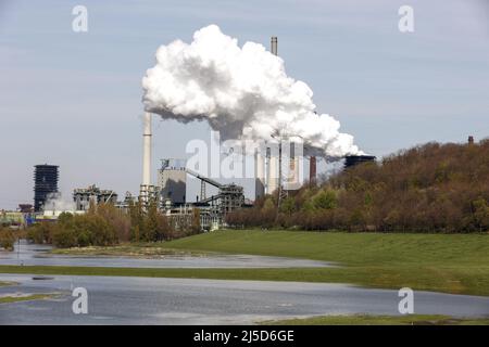 Duisburg, le 11 avril 2022 - Steam s'élève de la tour loesch d'une usine de coke de l'aciérie ThyssenKrupp de Duisburg Hamborn, [traduction automatique] Banque D'Images