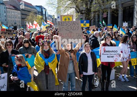 '04/16/2022, Berlin, Allemagne, Europe - les manifestants protestent lors du rassemblement final sur Elisabeth-Schwarzhaupt-Platz lors d'une manifestation sous le slogan 'la vraie paix en Ukraine' dans le cadre de la marche de Pâques alternative, qui est dirigée contre l'agression militaire russe dans les deux guerres en Ukraine et en Syrie. Les manifestants exigent de nouvelles sanctions contre la Russie et davantage de soutien de la part de l'Occident sous forme d'armes défensives, ainsi que le boycott immédiat des importations d'énergie en provenance de Russie, comme le pétrole et le gaz. [traduction automatique]' Banque D'Images