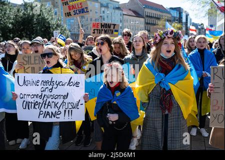 '04/16/2022, Berlin, Allemagne, Europe - les manifestants protestent lors du rassemblement final sur Elisabeth-Schwarzhaupt-Platz lors d'une manifestation sous le slogan 'la vraie paix en Ukraine' dans le cadre de la marche de Pâques alternative, qui est dirigée contre l'agression militaire russe dans les deux guerres en Ukraine et en Syrie. Les manifestants exigent de nouvelles sanctions contre la Russie et davantage de soutien de la part de l'Occident sous forme d'armes défensives, ainsi que le boycott immédiat des importations d'énergie en provenance de Russie, comme le pétrole et le gaz. [traduction automatique]' Banque D'Images