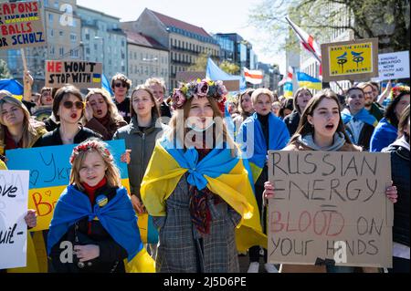 '04/16/2022, Berlin, Allemagne, Europe - les manifestants protestent lors du rassemblement final sur Elisabeth-Schwarzhaupt-Platz lors d'une manifestation sous le slogan 'la vraie paix en Ukraine' dans le cadre de la marche de Pâques alternative, qui est dirigée contre l'agression militaire russe dans les deux guerres en Ukraine et en Syrie. Les manifestants exigent de nouvelles sanctions contre la Russie et davantage de soutien de la part de l'Occident sous forme d'armes défensives, ainsi que le boycott immédiat des importations d'énergie en provenance de Russie, comme le pétrole et le gaz. [traduction automatique]' Banque D'Images