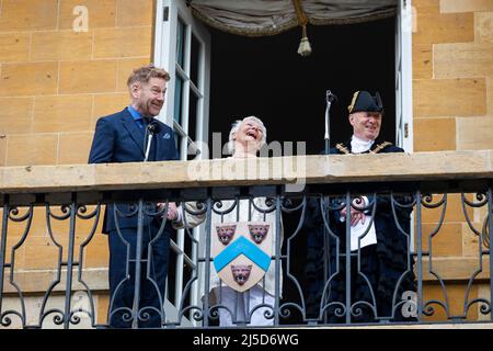 USAGE ÉDITORIAL SEULEMENT Dame Judi Dench et Kenneth Branagh (à gauche) (en photo avec le maire de Stratford-upon-Avon Kevin Taylo) visitent Stratford-upon-Avon, maison de la Royal Shakespeare Company, pour recevoir l'honneur de 'Freemen' de la ville. Date de la photo: Vendredi 22 avril 2022. Banque D'Images