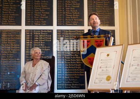 USAGE ÉDITORIAL SEULEMENT Dame Judi Dench et Kenneth Branagh (à droite) visitez Stratford-upon-Avon, maison de la Royal Shakespeare Company, pour recevoir l'honneur de 'Freemen' de la ville. Date de la photo: Vendredi 22 avril 2022. Banque D'Images