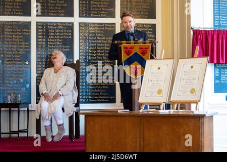 USAGE ÉDITORIAL SEULEMENT Dame Judi Dench et Kenneth Branagh (à droite) visitez Stratford-upon-Avon, maison de la Royal Shakespeare Company, pour recevoir l'honneur de 'Freemen' de la ville. Date de la photo: Vendredi 22 avril 2022. Banque D'Images