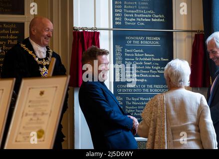 USAGE ÉDITORIAL SEULEMENT Dame Judi Dench et Kenneth Branagh (à droite), (en photo avec le maire de Stratford-upon-Avon Kevin Taylo) visitez Stratford-upon-Avon, maison de la Royal Shakespeare Company, pour recevoir l'honneur de 'Freemen' de la ville. Date de la photo: Vendredi 22 avril 2022. Banque D'Images