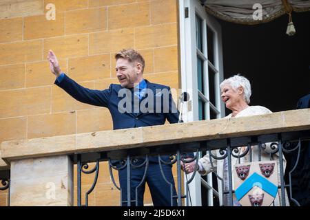 USAGE ÉDITORIAL SEULEMENT Dame Judi Dench et Kenneth Branagh (à gauche) visitez Stratford-upon-Avon, maison de la Royal Shakespeare Company, pour recevoir l'honneur de 'Freemen' de la ville. Date de la photo: Vendredi 22 avril 2022. Banque D'Images