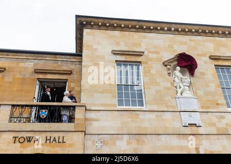 USAGE ÉDITORIAL SEULEMENT Dame Judi Dench et Kenneth Branagh (à droite), (en photo avec le maire de Stratford-upon-Avon Kevin Taylo) visitez Stratford-upon-Avon, maison de la Royal Shakespeare Company, pour recevoir l'honneur de 'Freemen' de la ville. Date de la photo: Vendredi 22 avril 2022. Banque D'Images