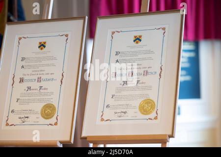 USAGE ÉDITORIAL SEULEMENT Dame Judi Dench et Kenneth Branagh (à gauche) visitez Stratford-upon-Avon, maison de la Royal Shakespeare Company, pour recevoir l'honneur de 'Freemen' de la ville. Date de la photo: Vendredi 22 avril 2022. Banque D'Images