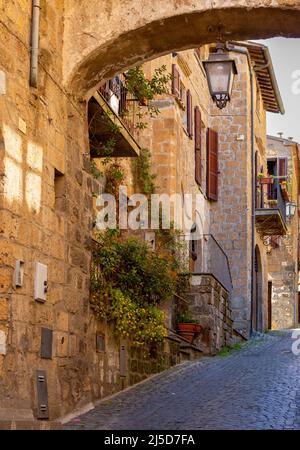 Belle l'ancienne rue de la célèbre Orvieto, une ville médiévale sur une colline, s'élevant au-dessus des pentes presque verticales des rochers de tuff.Italie,Ombrie,prov Banque D'Images