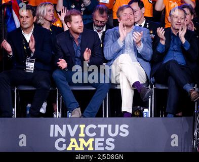 La Haye, pays-Bas. 22nd avril 2022. 2022-04-22 14:04:57 LA HAYE - le duc de Sussex, le prince Harry, le roi Willem-Alexander et le roi Mart de Kruif (de gauche à droite) pendant la finale de basketball en fauteuil roulant le dernier jour des Jeux Invictus. ANP SEM VAN DER WAL pays-bas Out - belgique Out crédit: ANP/Alay Live News Banque D'Images