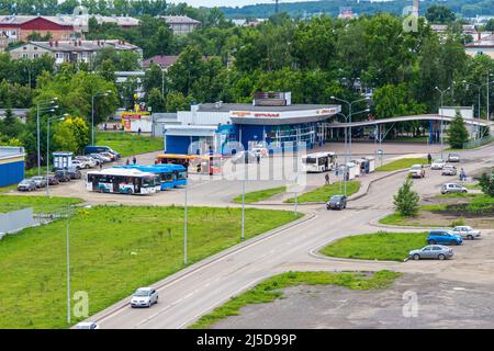 Kemerovo, Russie -24 juin 2021. Gare routière de banlieue ou de ville avec un panneau - Central Dispatch Office, les chauffeurs de bus ont déjeuner tandis que le véhicule électrique batt Banque D'Images