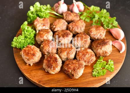 Boulettes de viande frites sur le plan de coupe, vue rapprochée Banque D'Images