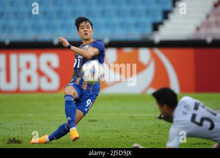 Johor Baru, Malaisie. 21st avril 2022. Park ChuYoung d'Ulsan Hyundai (L) en action pendant le match de l'AFC Champions League Group I entre Guangzhou Evergrande et Ulsan Hyundai au stade Tan Sri Dato HJ Hassan Yunos. (Note finale: Guangzhou Evergrande 0:3 Ulsan Hyundai) (photo de © Wong Fok Loy/SOPA Images/Sipa USA) crédit: SIPA USA/Alay Live News Banque D'Images