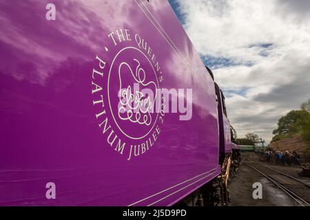 BridgNorth, Shropshire, Royaume-Uni. 22nd avril 2022. Le chemin de fer à vapeur du patrimoine, le Severn Valley Railway, Shropshire, a repeint et rebaptisé l'une de ses locomotives, la Taw Valley. En l'honneur du Jubilé de platine de la Reine et des Jeux du Commonwealth de 2022, le moteur a temporairement tourné un violet royal à la place si son habituelle couleur vert de Brunswick. Le loco est présenté à Bridgnorth, Shropshire, dans le cadre du Spring Steam Gala de SVR. Crédit : Peter Lophan/Alay Live News Banque D'Images