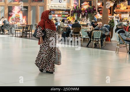 Istanbul, Turquie. 21st avril 2022. Une femme vêtue de musulmans traditionnels marche à l'aéroport international d'Istanbul pendant le mois Saint du Ramadan. L'aéroport est joliment décoré pour l'occasion du Ramadan. Les magasins hors taxes sont pleins de friandises turques traditionnelles comme Rahat Lokum connu sous le nom de délice turc, halva, des souvenirs incluant des tapis pour les prières et les ankylostos (Credit image: © Lev Radin/Pacific Press via ZUMA Press Wire) Banque D'Images