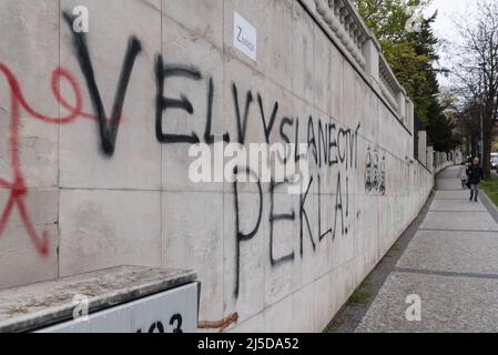 Prague, République tchèque. 22nd avril 2022. Clôture de l'ambassade de Russie avec graffiti disant "Velvyslanectvi pekla (Ambassade de l'Enfer)" dans la rue des héros ukrainiens à Prague. Une partie de la rue où se trouve l'ambassade de Russie à Prague a été officiellement rebaptisée rue des héros ukrainiens (Ukrajinskisch Hrdinu en tchèque). La rue a été renommée comme acte symbolique afin de montrer sa solidarité et son soutien à l'Ukraine dans l'agression russe en cours. Crédit : SOPA Images Limited/Alamy Live News Banque D'Images