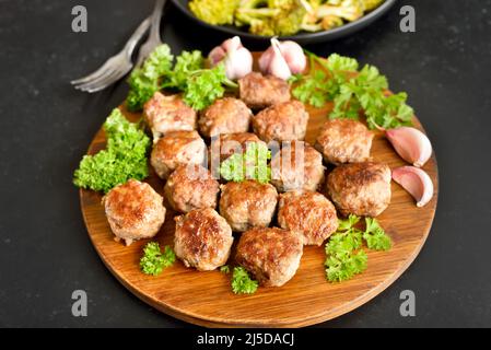 Boulettes de viande frites sur le plan de coupe, vue rapprochée Banque D'Images