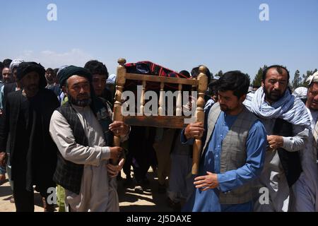 Mazar Sharif. 22nd avril 2022. Des parents et des amis portent le cercueil d'une victime d'une explosion dans une mosquée lors d'un enterrement à Mazar-i-Sharif, en Afghanistan, le 22 avril 2022. A Mazar-i-Sharif, capitale de la province de Balkh, au moins 30 fidèles ont été tués et 80 autres blessés lors d'une explosion déchirée dans une mosquée jeudi, la presse de Khaama a cité des responsables de l'hôpital régional d'Abou Ali Sina dans la ville comme disant. Credit: Kawa Bsharat/Xinhua/Alamy Live News Banque D'Images