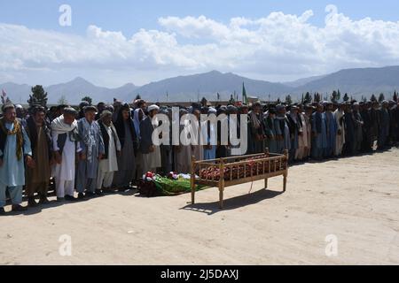 Mazar Sharif. 22nd avril 2022. Des gens assistent aux funérailles des victimes d'un souffle dans une mosquée de Mazar-i-Sharif, en Afghanistan, le 22 avril 2022. A Mazar-i-Sharif, capitale de la province de Balkh, au moins 30 fidèles ont été tués et 80 autres blessés lors d'une explosion déchirée dans une mosquée jeudi, la presse de Khaama a cité des responsables de l'hôpital régional d'Abou Ali Sina dans la ville comme disant. Credit: Kawa Bsharat/Xinhua/Alamy Live News Banque D'Images