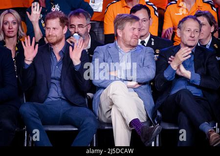 La Haye, pays-Bas. 22nd avril 2022. 2022-04-22 14:04:54 LA HAYE - le duc de Sussex, le prince Harry, le roi Willem-Alexander et le roi Mart de Kruif (de gauche à droite) pendant la finale de basketball en fauteuil roulant le dernier jour des Jeux Invictus. ANP SEM VAN DER WAL pays-bas Out - belgique Out crédit: ANP/Alay Live News Banque D'Images