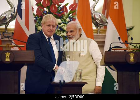 New Delhi, Inde. 22nd avril 2022. Le Premier ministre britannique Boris Johnson pose avec son homologue indien Narendra Modi avant leurs entretiens à la Maison d'Hyderabad, à New Delhi, en Inde, le 22 avril 2022. Boris Johnson est en visite de deux jours en Inde. (Photo de Sondeep Shankar/Pacific Press/Sipa USA) crédit: SIPA USA/Alay Live News Banque D'Images