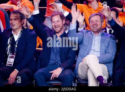 La Haye, pays-Bas. 22nd avril 2022. 2022-04-22 14:48:38 LA HAYE - le duc de Sussex, le prince Harry et le roi Willem-Alexander lors de la finale de basketball en fauteuil roulant le dernier jour des Jeux Invictus. ANP SEM VAN DER WAL pays-bas Out - belgique Out crédit: ANP/Alay Live News Banque D'Images